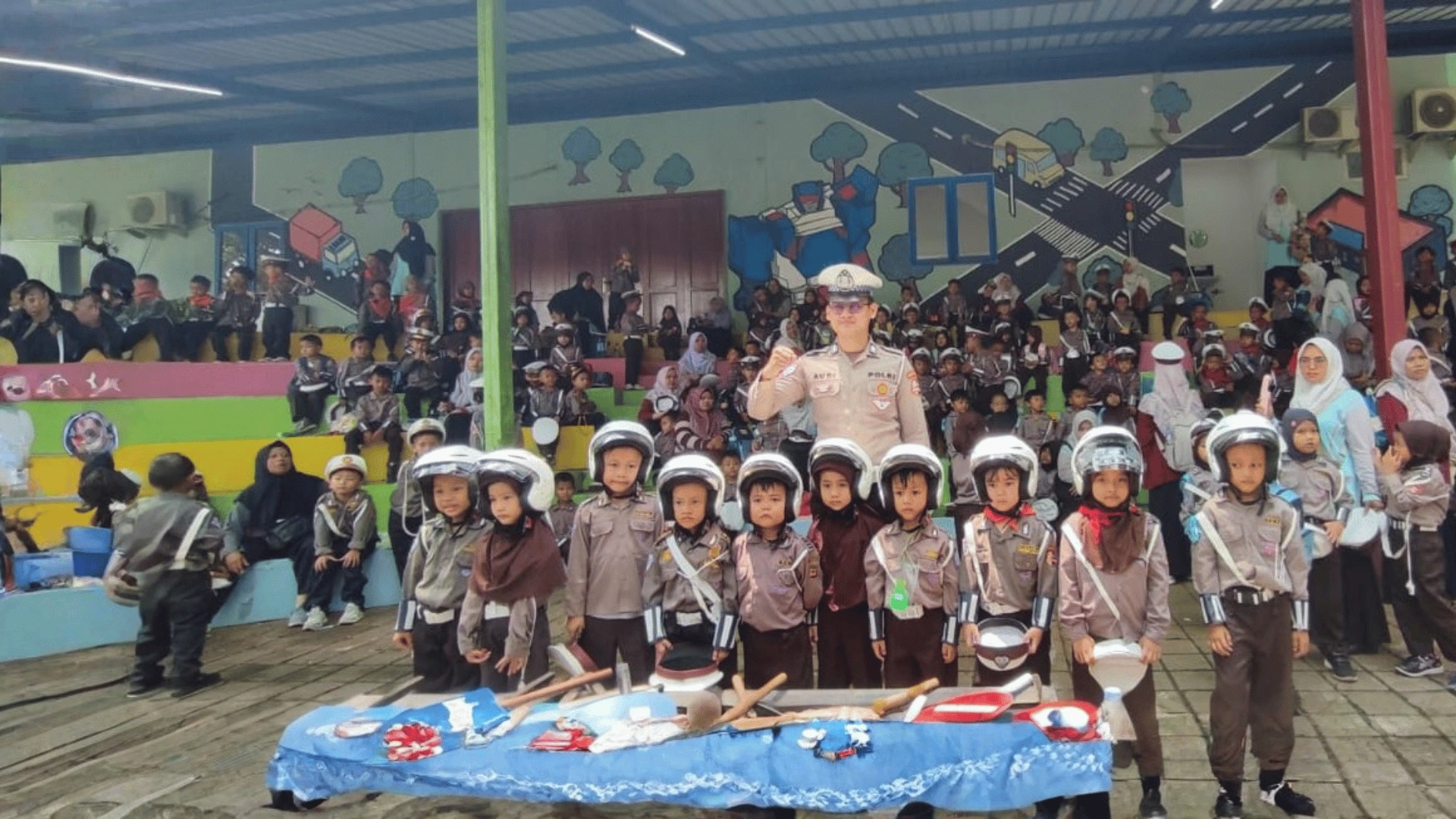 Guru RA Arif Billah membimbing siswa dengan penuh kasih